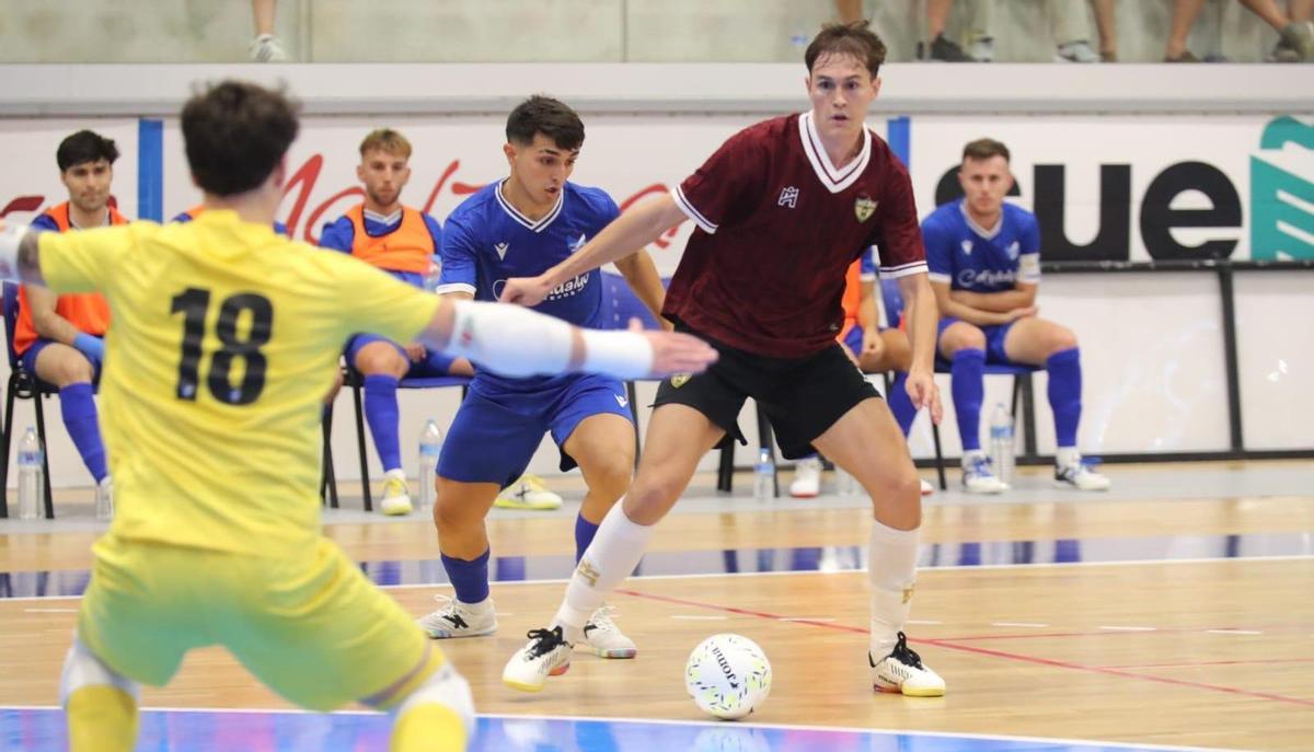 Javi Aranda controla un balón en el choque contra el Manzanares.
