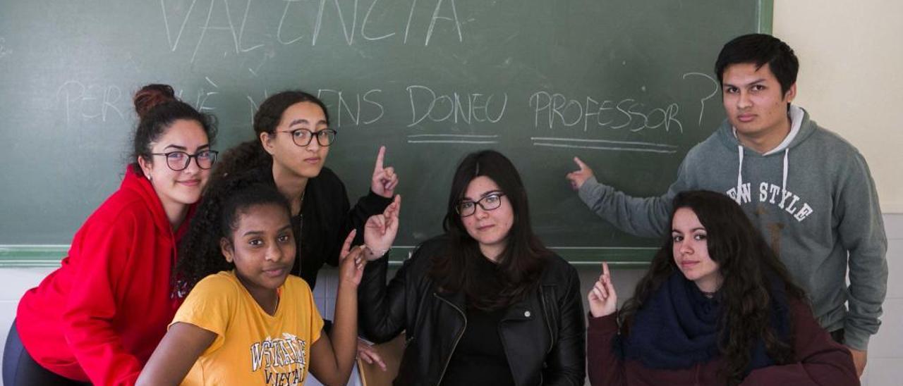 Estudiantes de Secundaria y de Bachillerato del IEs VIrgen del Remedio reclaman profesores de Valenciano desde enero. RAFA ARJONES
