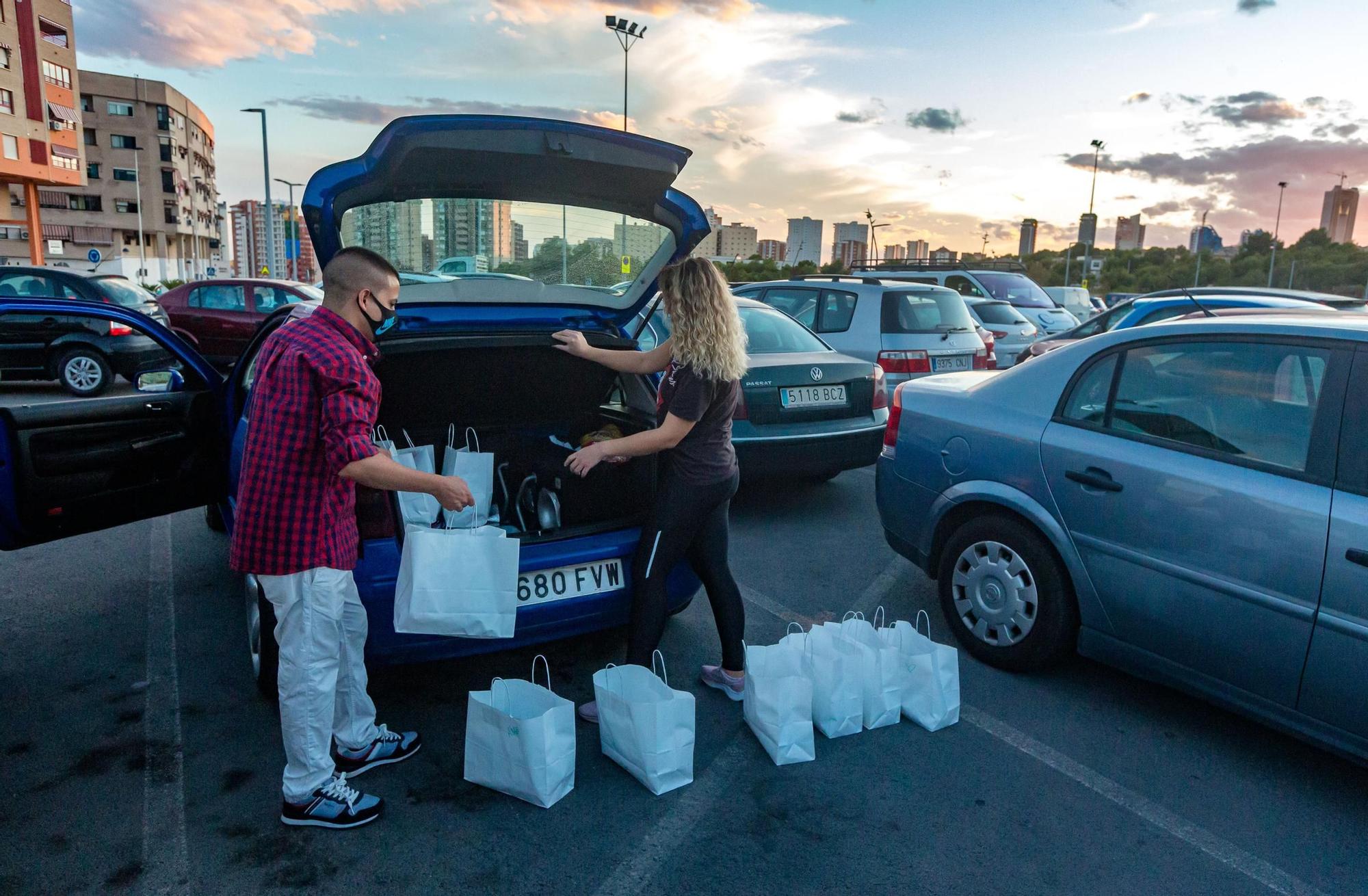 Galería: Una familia de Benidorm recorre las calles atendiendo a las personas sin techo para entregarles kits sanitarios