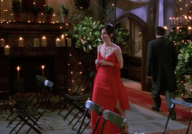 Vestido rojo de invitada de boda de Monica en Friends