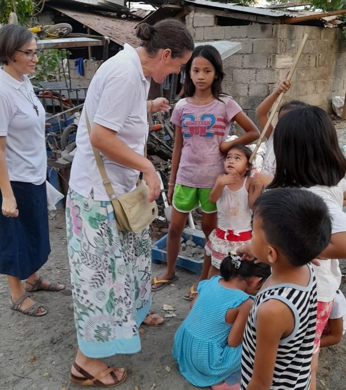 La misionera de Monesterio con un grupo de niños