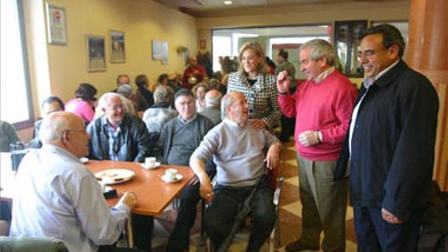 El alcalde presenta su programa electoral en un encuentro con los mayores en Obispo Galarza