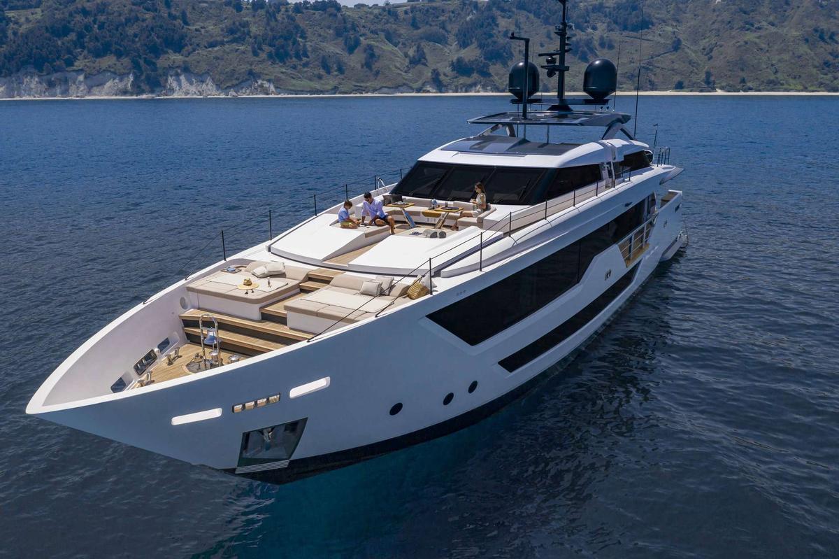 Imágenes de un yate de lujo Saetta 106 construído por Custom Line