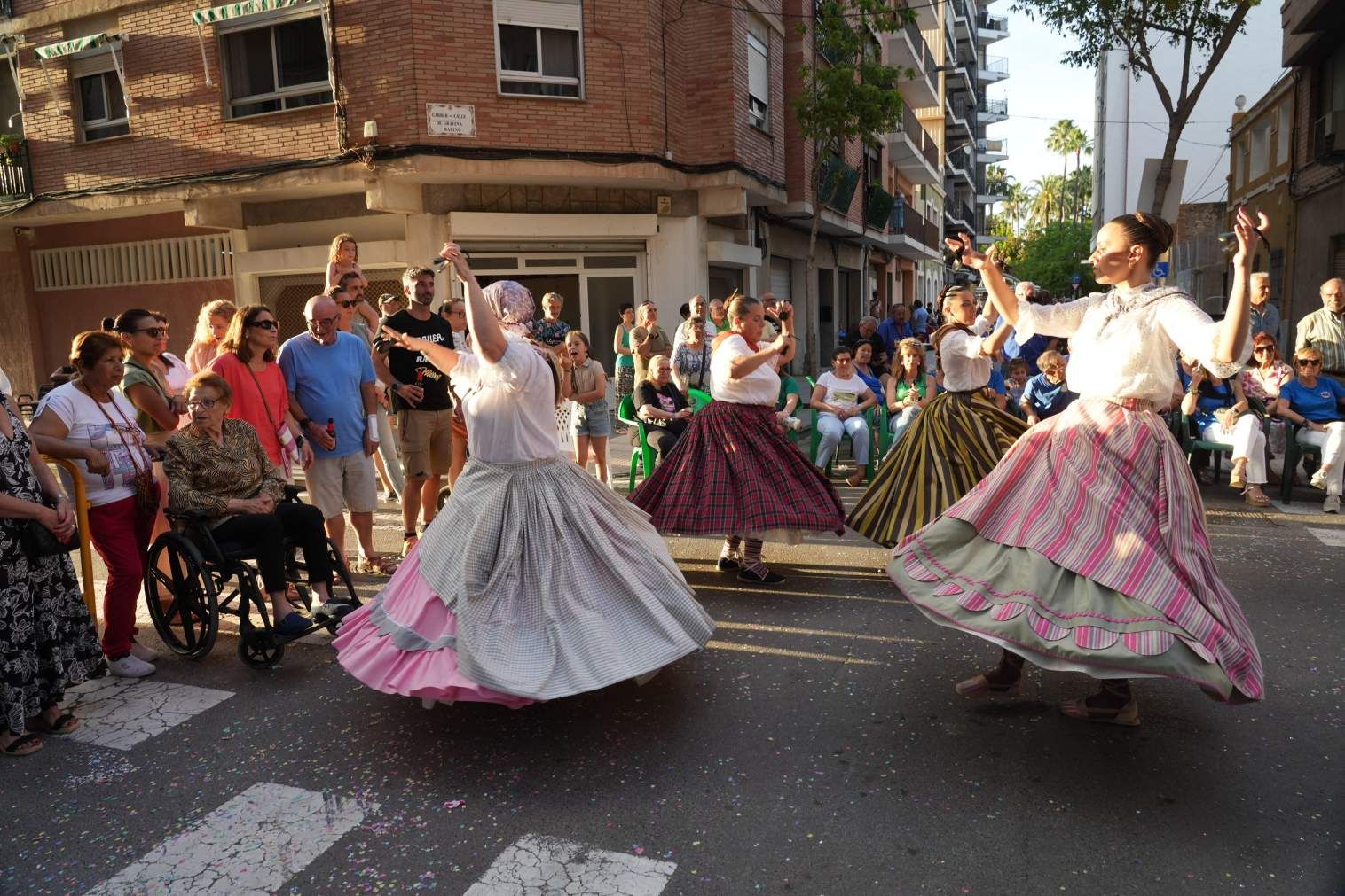 El Grau da inicio a las fiestas de Sant Pere con pólvora, bous y música