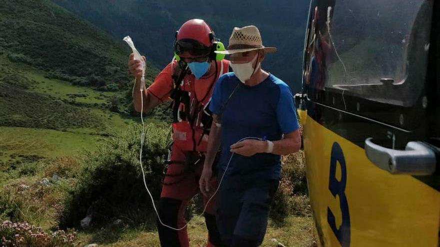 El médico pone suero al rescatado en Parres.