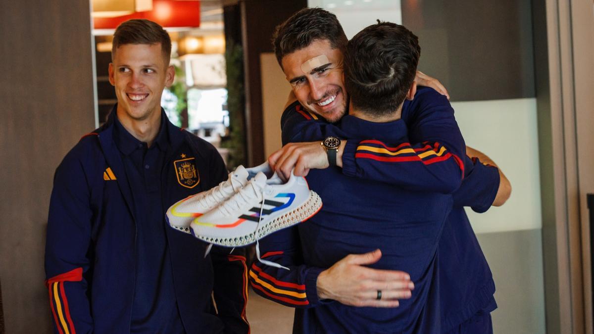 Laporte y Dani Olmo saludan a los recién llegados a Las Rozas