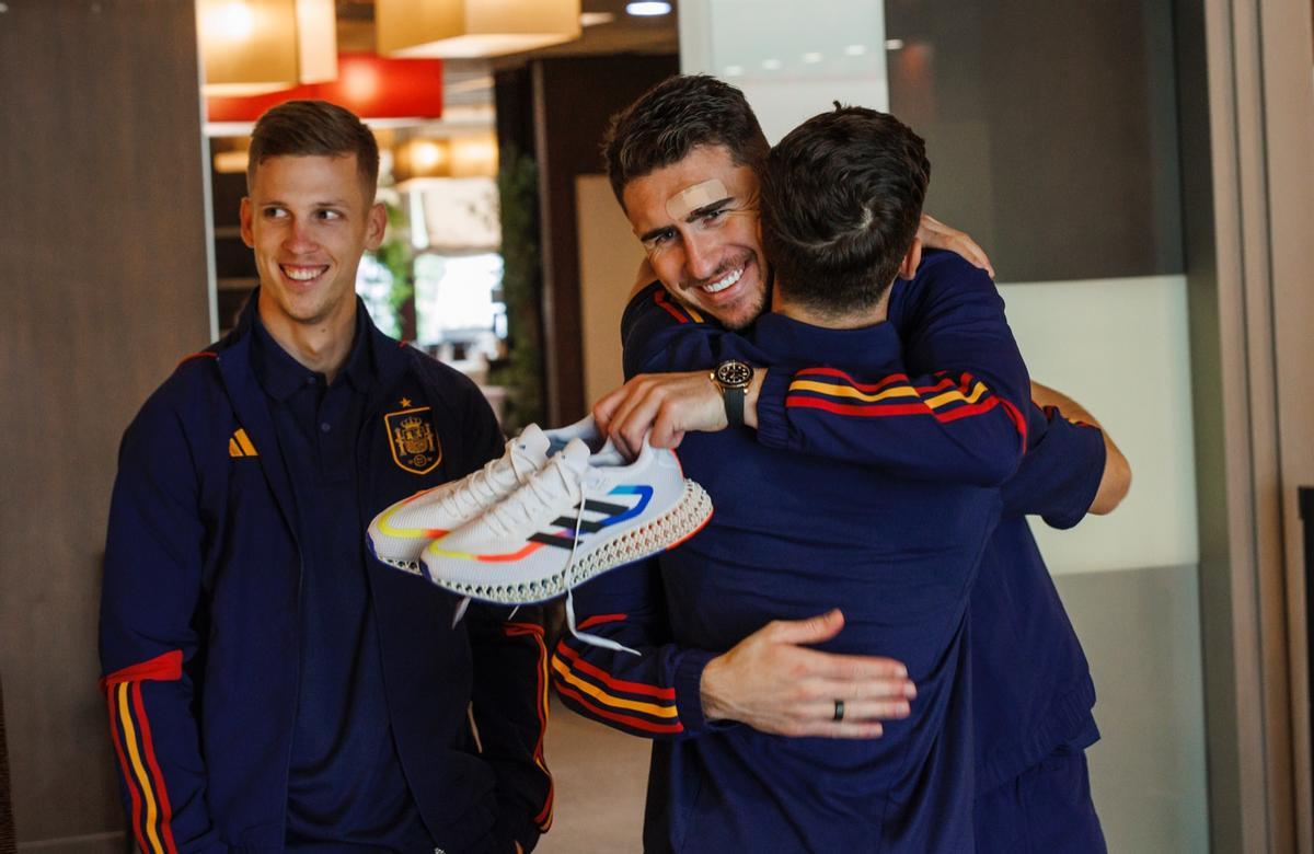 Laporte y Dani Olmo saludan a los recién llegados a Las Rozas