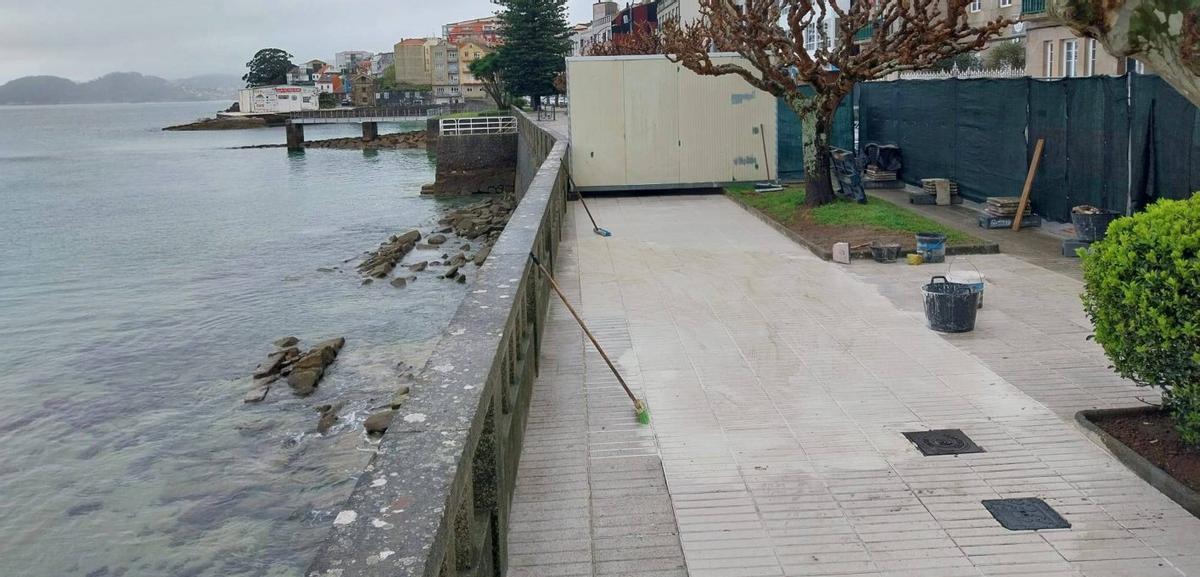 El tramo del paseo de Pescadoira ya prácticamente reparado y con las nuevas losetas. | SANTOS ÁLVAREZ