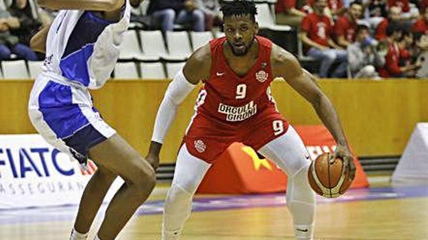 Antonio Hester, defensat per Da Silva en el Girona-Prat de dissabte a Fontajau.