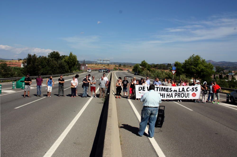 Una trentena de persones tallen la C-55 en ambdós sentits a Manresa en l''acte reivindicatiu