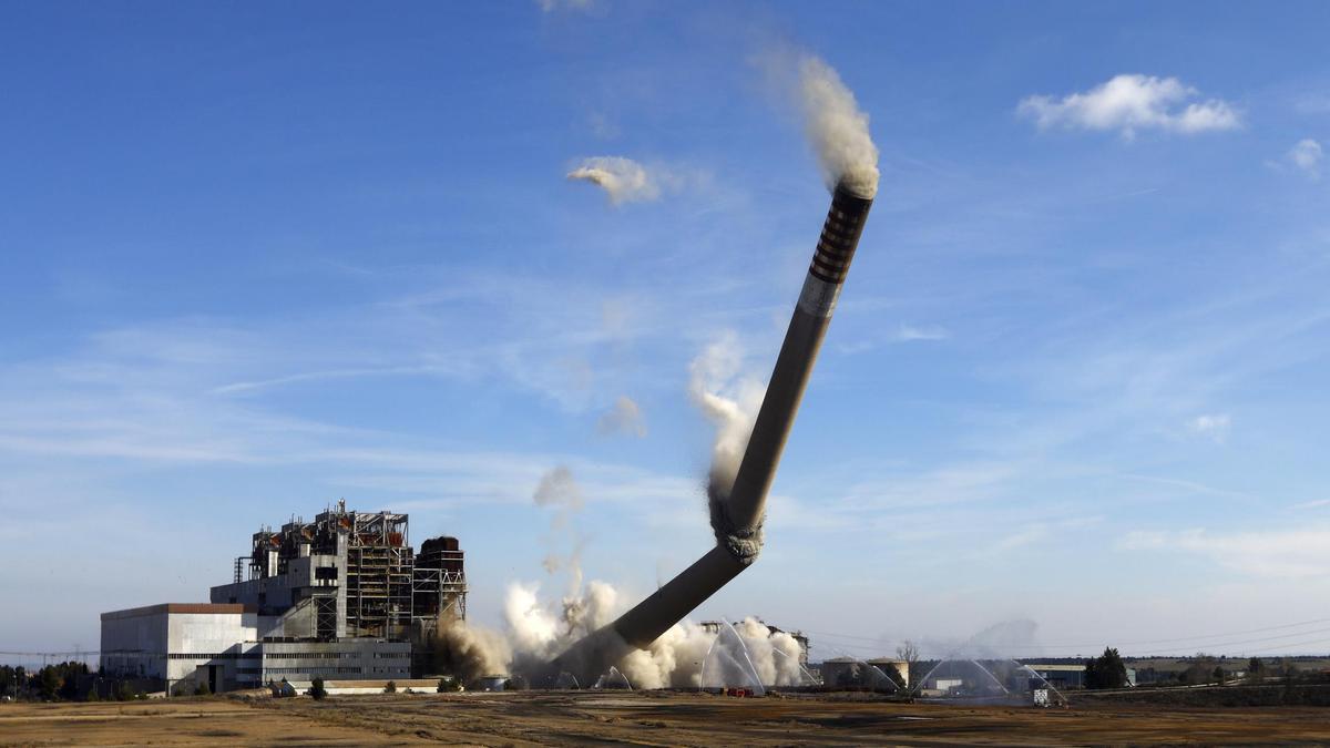 Un momento de la demolición de la chimenea de la central térmica de Andorra, que simbolizó el fin de la era del carbón en la villa minera.