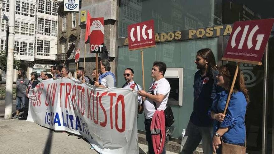 Protesta de trabajadores de Correos en A Coruña