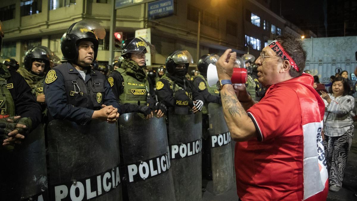 La policía peruana vigila a la gente mientras marcha durante una protesta contra el Ejecutivo (archivo)
