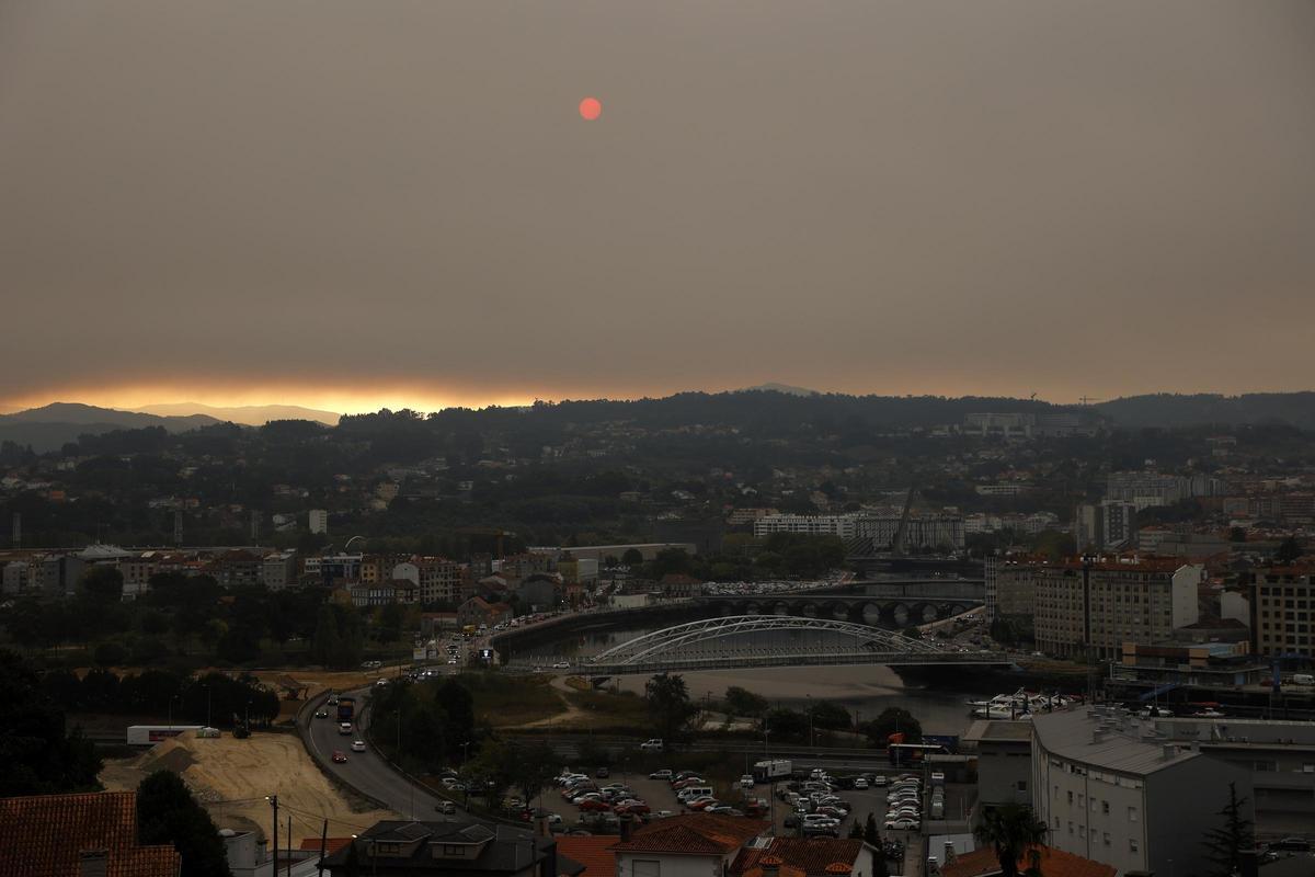 Vista de la ciudad de Pontevedra totalmente cubierta por el humo del incendio.
