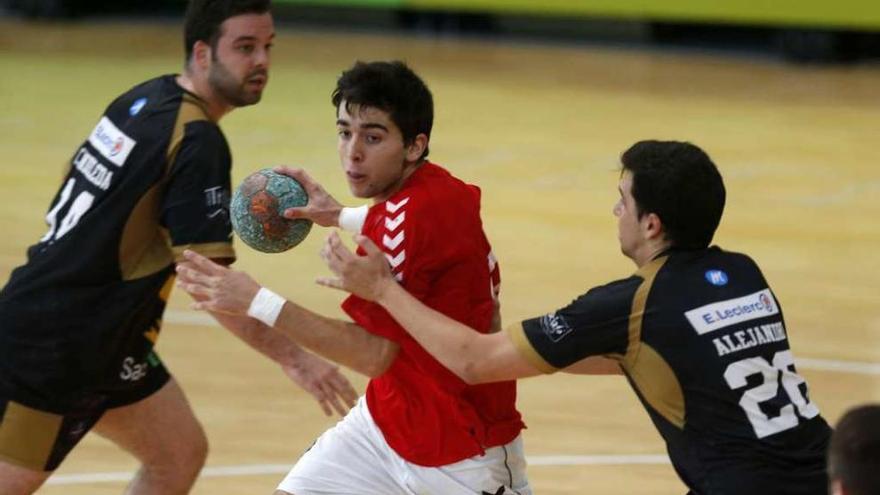 Germán Hermida, con la pelota, durante el partido ante el Alarcos Ciudad Real, en Navia. // R. Grobas