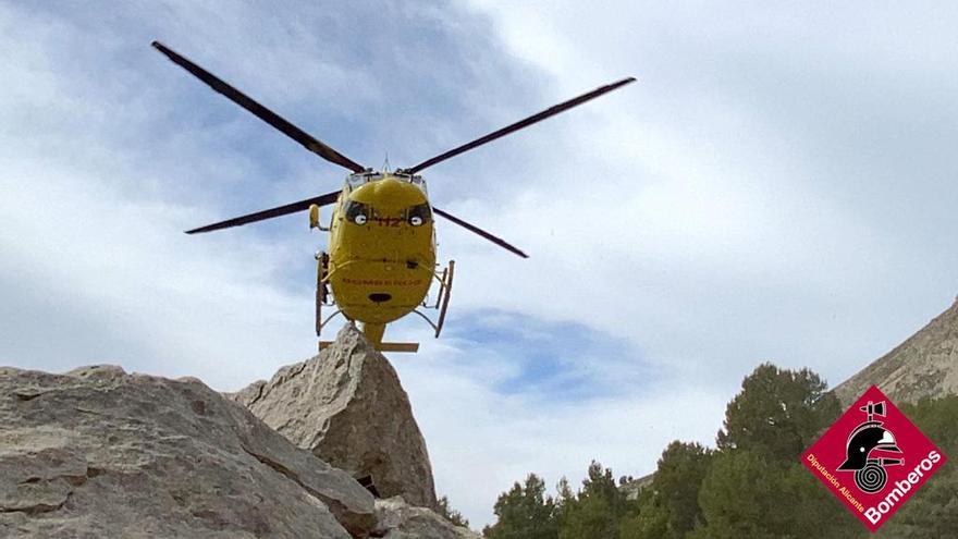 El helicóptero del grupo de rescate aterriza en la Serra de Bèrnia