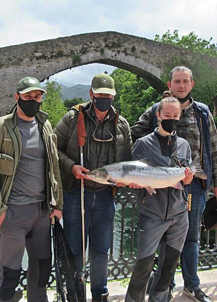 Luisma Blanco, segundo por la izquierda, con el pez y sus amigos, en Cangas de Onís