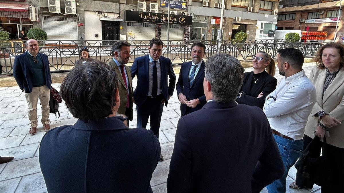 Pablo Ruz, César Quintanilla y Luis Barcala antes de iniciar la reunión.