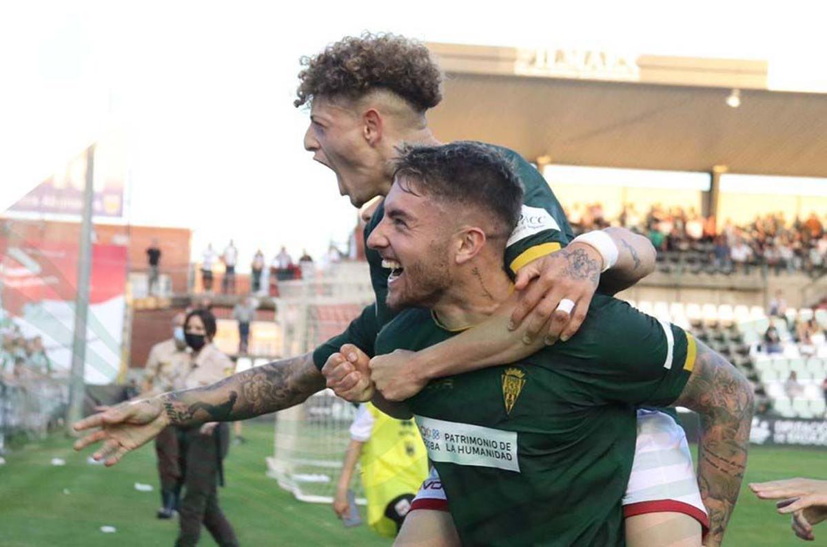 Antonio Casas y Simo Bouzaidi celebran el gol del rambleño en El Romano.
