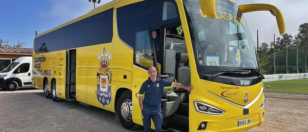 César Robledo posa junto a la guagua de la UD en Marbella, en la pretemporada de 2021.