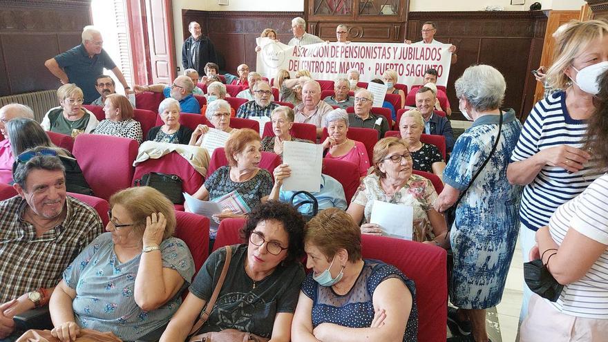 Vecinos que llenan el pleno del Ayuntamiento de Sagunt.