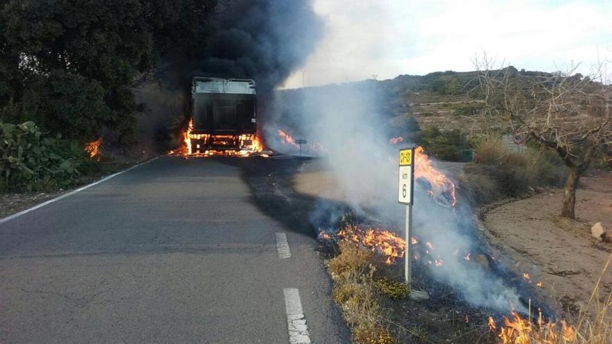 Cortan la carretera de Tírig a les Coves por el incendio de un camión