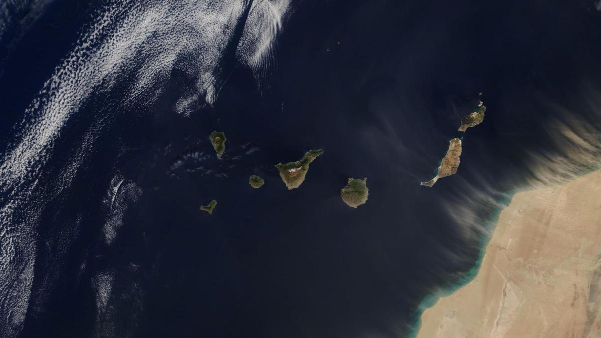 Salida del polvo en suspensión desde la plataforma continental africano y su intrusión sobre las islas orientales del archipiélago canario, captada por el sensor Modis del satélite Terra.