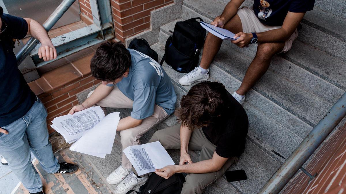 Alumnos repasan apuntes antes de realizar el primer examen de la PAU 2025, en una foto de archivo.