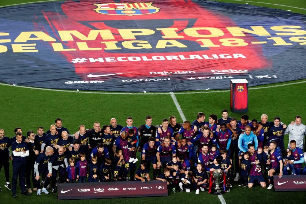 Los jugadores del Barcelona celebran el título.