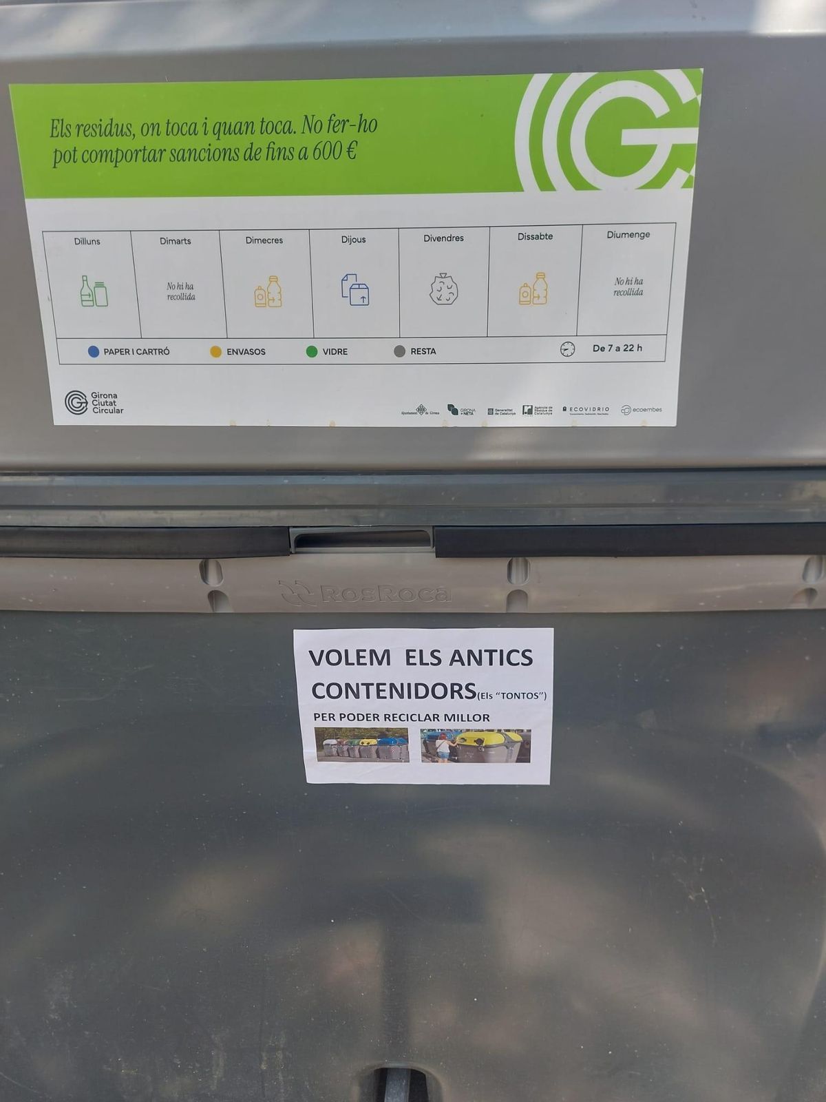 El missatge a sota del cartell informatiu amb els dies de recollida.