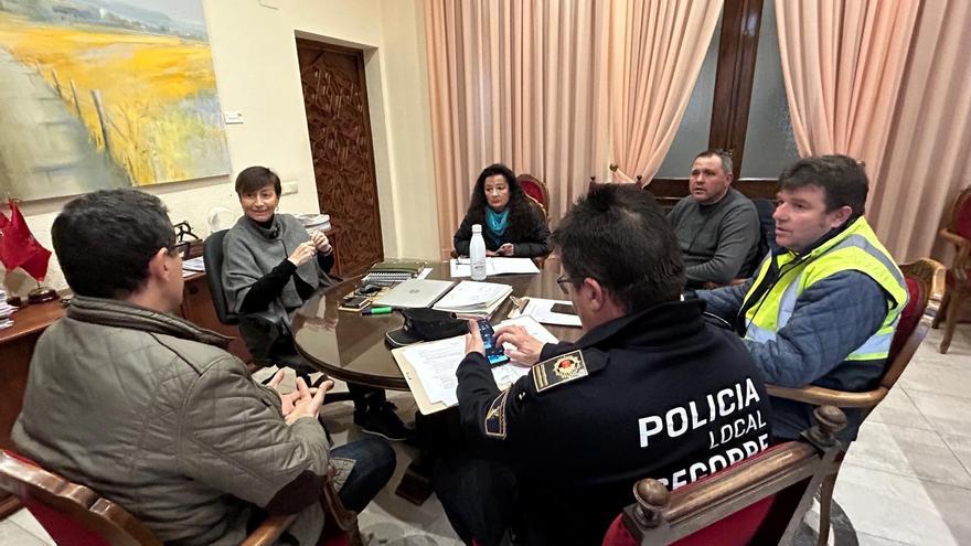 Segorbe alerta puerta a puerta sus vecinos sobre la subida del cauce del río y cancela las clases del miércoles