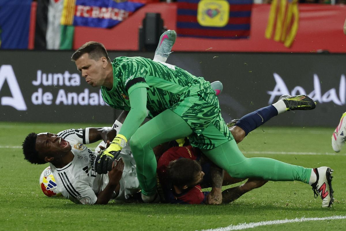 Vinicius e Iñigo son arrollados por Szczesny en la final de Copa.