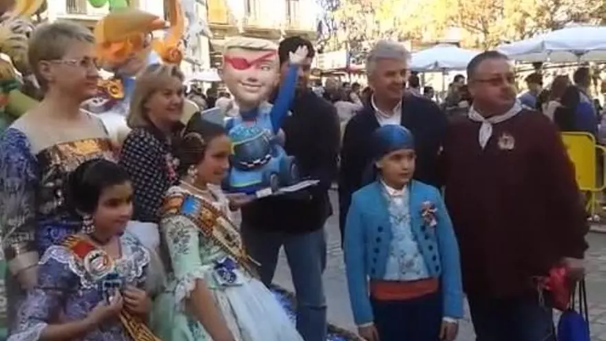 La familia de María de Villota encantada con el ninot de la piloto