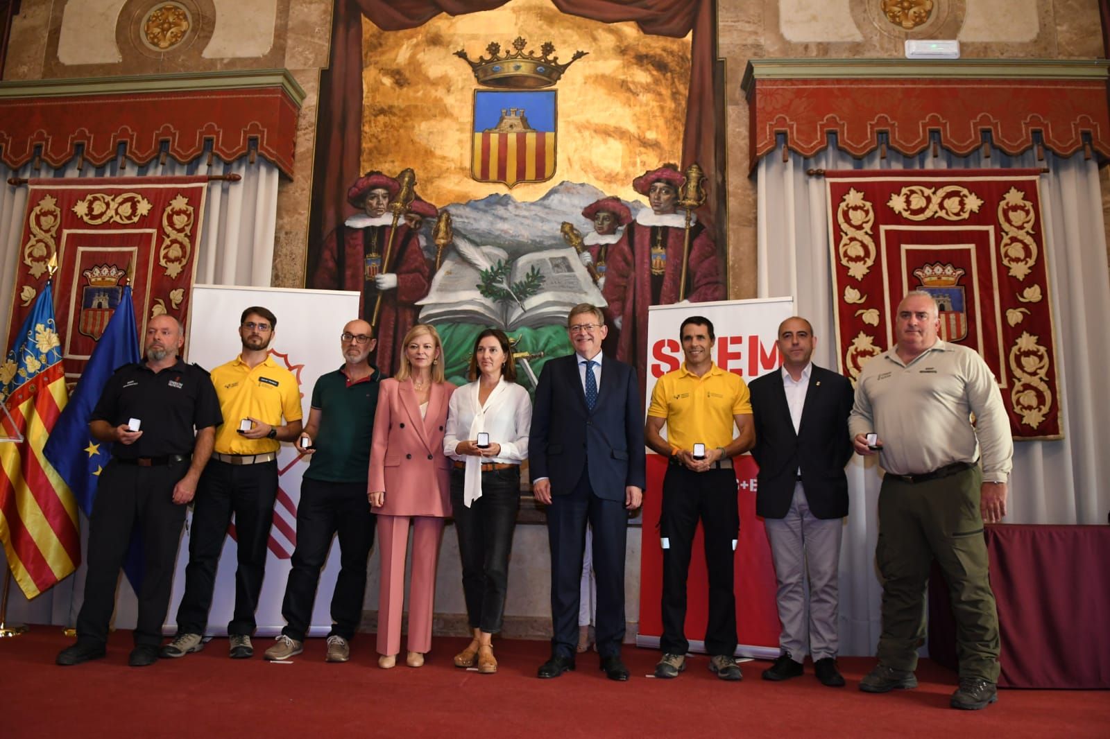 Entrega de distinciones a los participantes en la extinción de los incendios de este verano