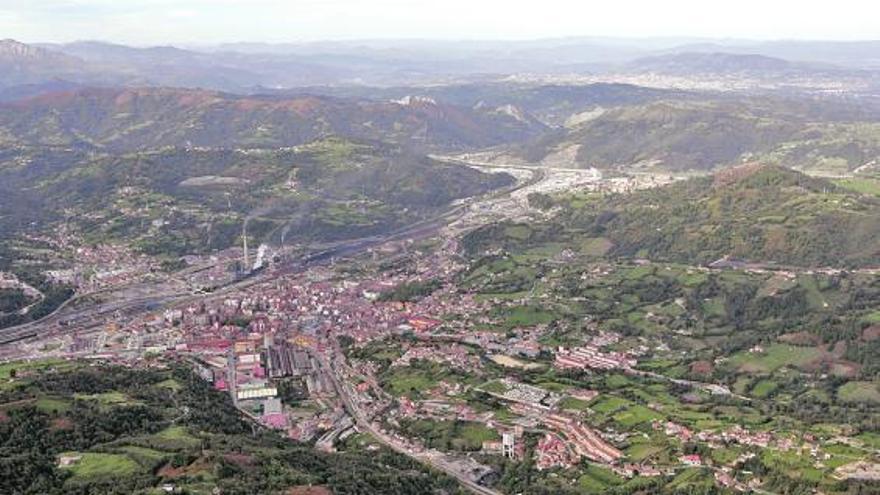 Imagen aérea de La Felguera, con Barros y Riaño al fondo.