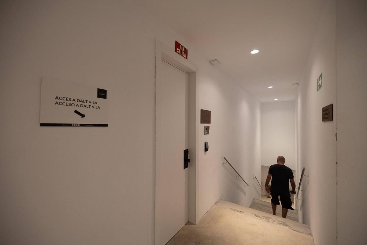 Las escaleras en la galería de acceso al ascensor público.