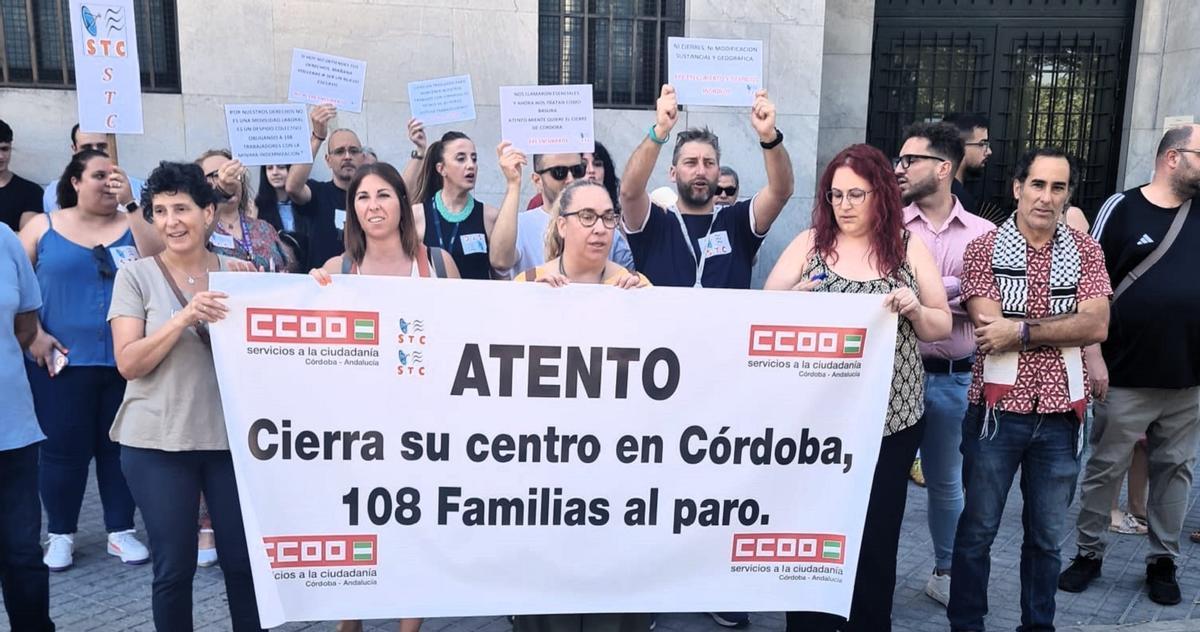 Protesta de la plantilla de Atento en Córdoba a las puertas de la sede de la empresa.