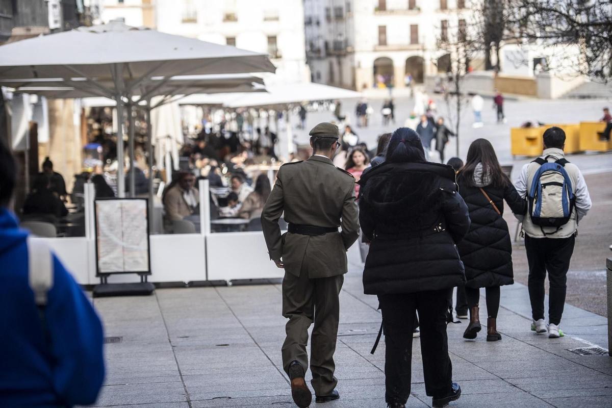 Gran ambiente en la plaza de España con motivo de la jura de bandera celebrada en enero de 2025.