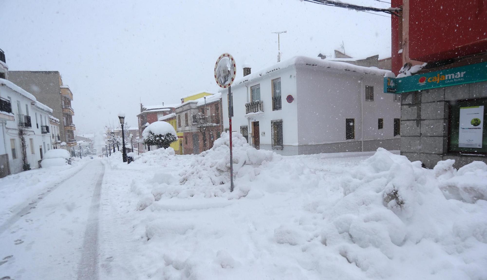 La nieve impide salir de casa en los pueblos del interior de la C. Valenciana