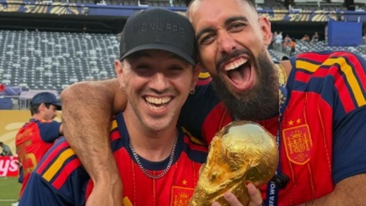 El rapero aragonés sostiene la Copa del Mundoo junto a Borja Iglesias.