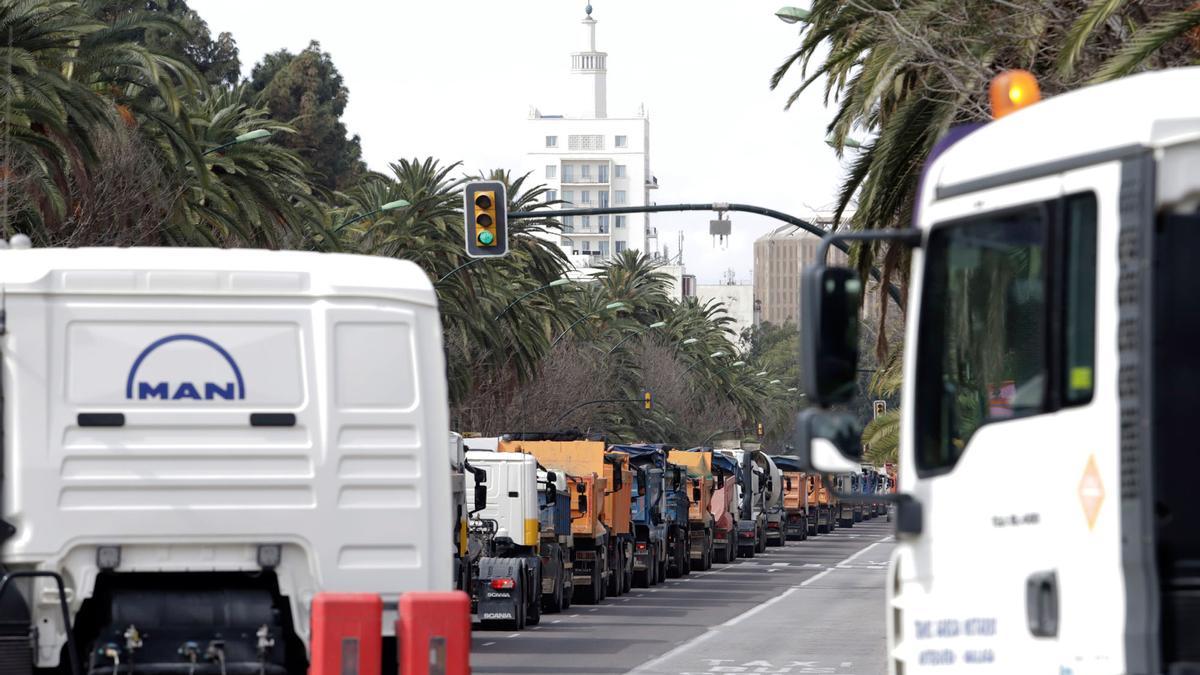 Huelga de Transporte en Málaga I "No vamos dejar los protestas. No puedo  cobrar por un transporte 400 euros y que el gasoil me cueste 600"