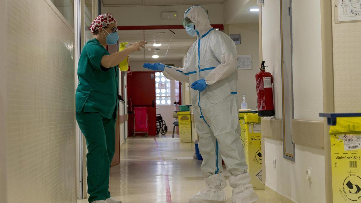 Imagen de archivo de una unidad covid del hospital Reina Sofía.