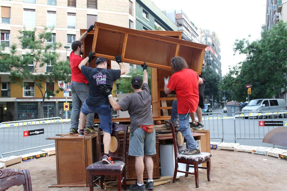 Los preparativos corales de la hoguera de San Antoni, en una edicion anterior.