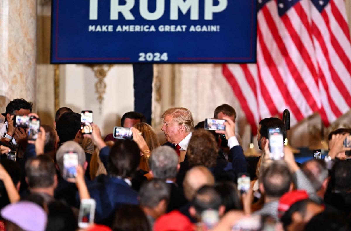 El expresidente de los Estados Unidos, Donald Trump, llega para hablar durante una conferencia de prensa.