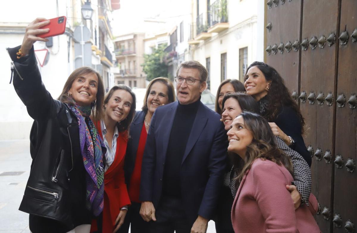 Núñez Feijóo se fotografía con las mujeres del PP que han intervenido en el acto del 8M en Córdoba.