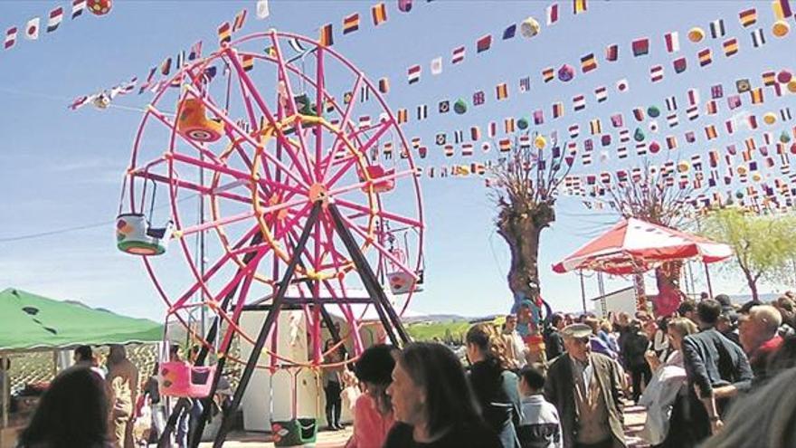 El Paseo acoge una réplica de la feria en punto y croché