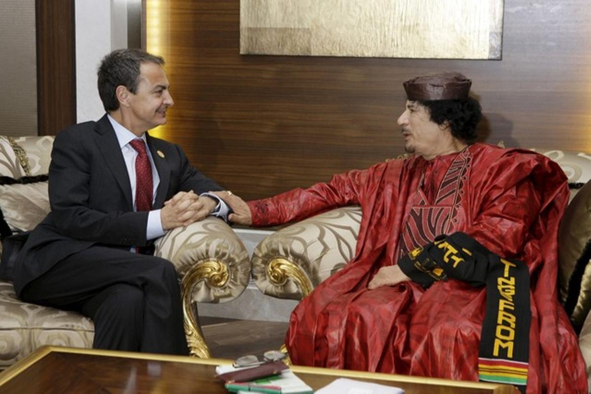 (29/11/2010) Reunión entre el presidente del Gobierno, José Luis Rodríguez Zapatero, y el líder libio en la tercera cumbre entre la Unión Africana y la Unión Europea, celebrada en Trípoli.