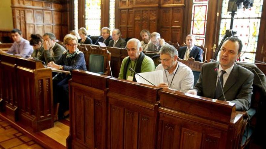 Alberto González, primero por la derecha, durante su intervención en la Junta, junto al resto de comparecientes.