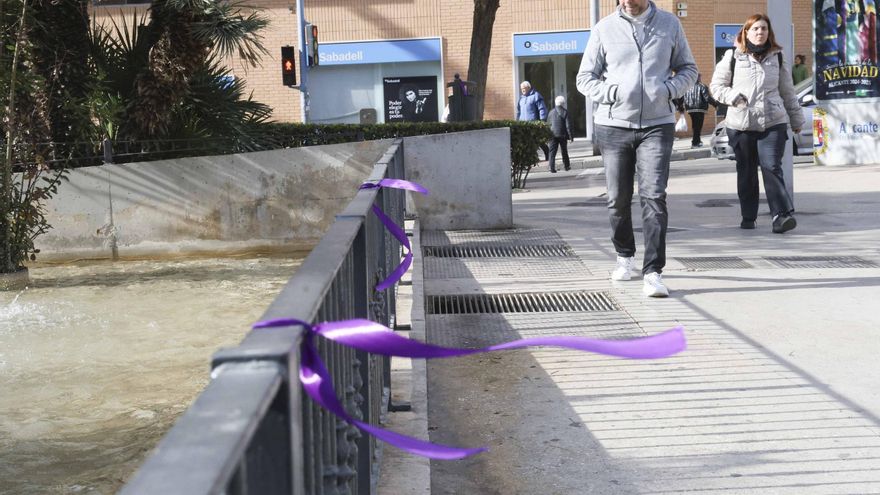 El misterio de los lazos violetas que han aparecido por todo Alicante