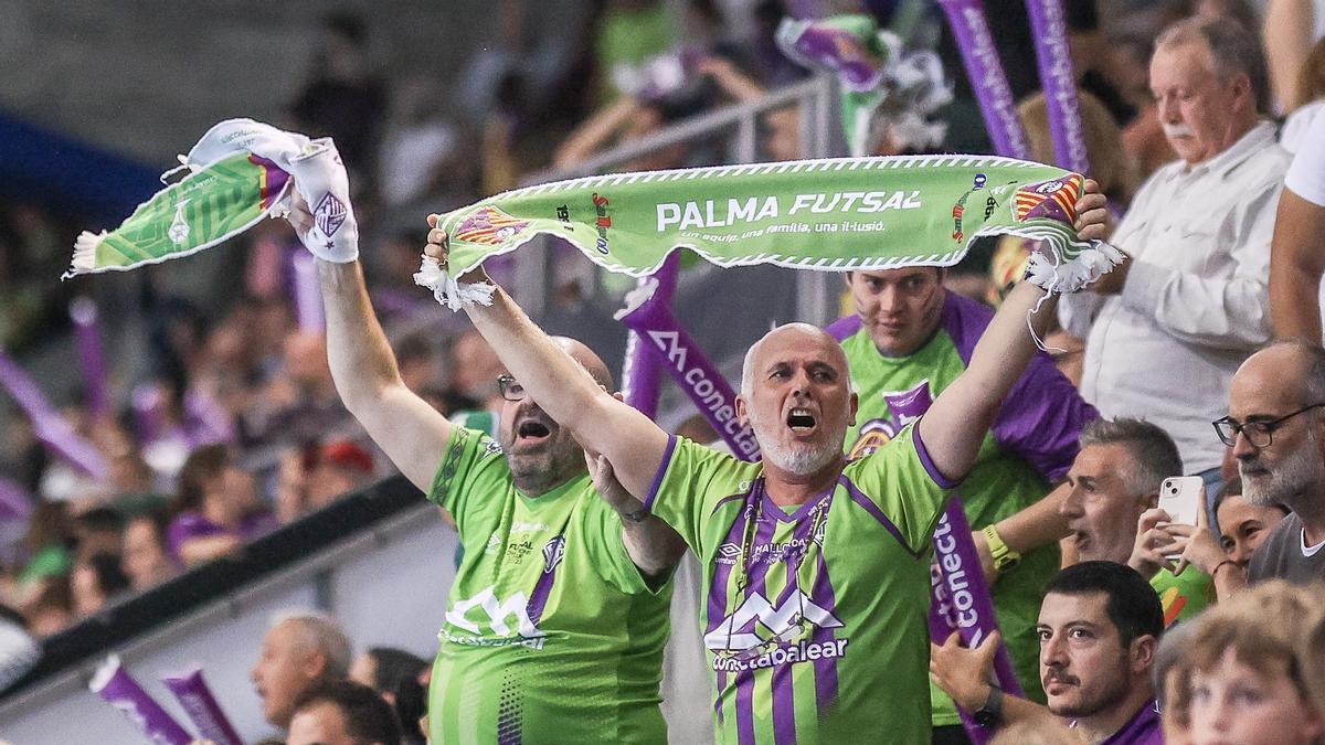Dos aficionados animan al Palma Futsal en Son Moix.